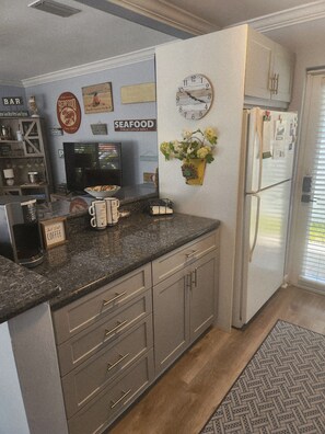Private kitchen - No car needed, great location walkable and golf cart service for 2.00 a ride. (Lauderdale-by-the-Sea)