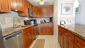 Fridge, microwave, oven, stovetop - 305 Kawama Tower - 2 bedroom condo nicely furnished, comfy beds (Key Largo)