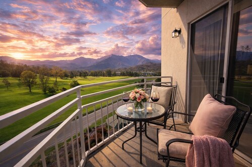 FREE Dollywood Ticket • Golf Vista 141 • Spacious Condo on Golf Course