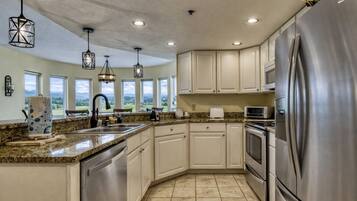 Réfrigérateur, four à micro-ondes, un four, surface de cuisson