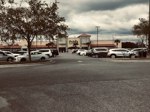 Publix-Winn-Dixie-Waffle House-Dunkin Donuts-5 minutes away