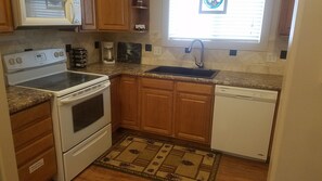 Køleskab, mikrobølgeovn, ovn, kogeplade