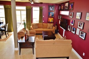 TV, DVD-spiller og stereoanlegg