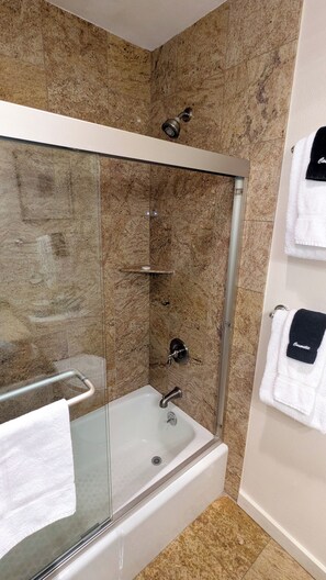 Ducha y bañera combinadas, secador de pelo, toallas y jabón