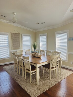 Dining -  Make Memories at Barefoot Daze (Kitty Hawk)