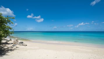 En la playa, camastros y toallas de playa