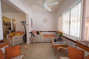 Smart TV, DVD player, livros, videoteca