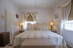 4 Schlafzimmer, Zimmersafe, Bügeleisen/Bügelbrett, WLAN