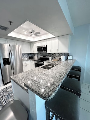 Réfrigérateur, four à micro-ondes, un four, surface de cuisson