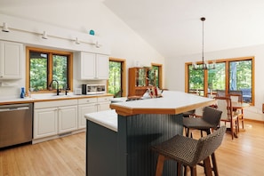 Coffee/tea maker, fridge, microwave, oven - BOOK YOUR SUMMER 2026/2027 UP-NORTH RETREAT NOW (Suttons Bay)