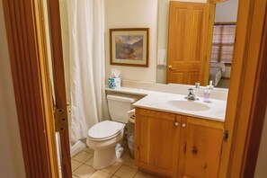 وحدات دش مع أحواض استحمام، مجففات شعر، مناشف