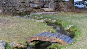 Un pont en bois sur lequel est affiché un panneau d’avertissement indiquant la présence de trolls.