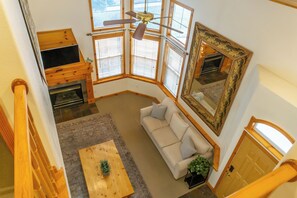 Tv, eldstad och dvd-spelare