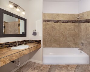 Chuveiro/banheira combinados, secador de cabelo, toalhas de banho