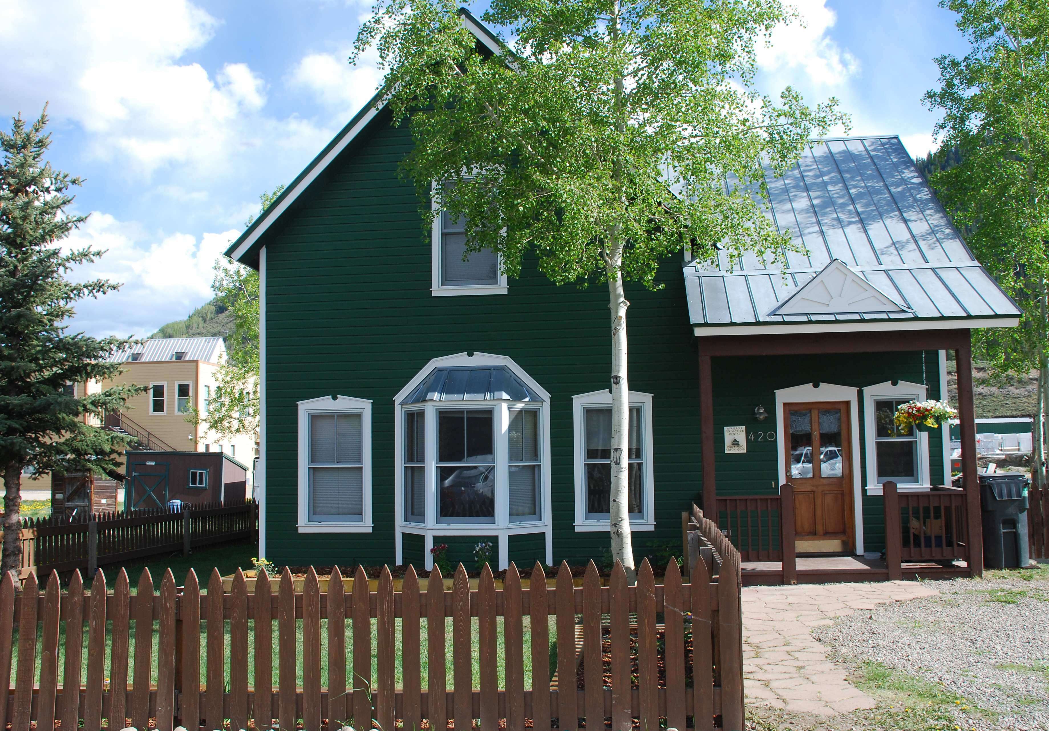 Lovely 2BR in Town. Two blocks from Elk. Steps from Free Ski Shuttle.