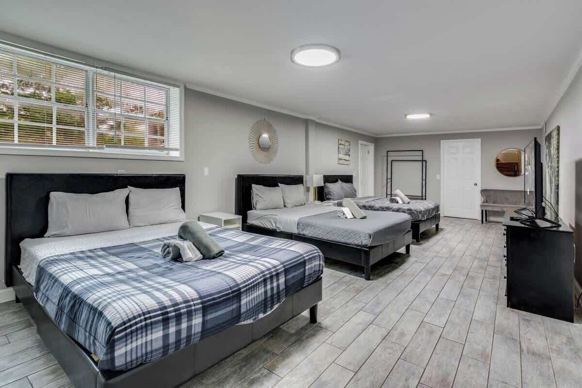4 bedrooms, iron/ironing board, WiFi, bed sheets