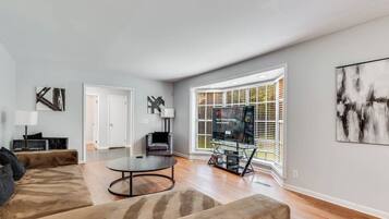 Televisión, chimenea y oficina