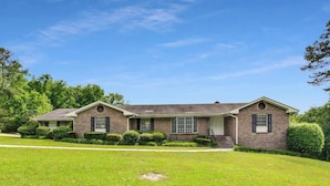 Unclassified image, 3 of 56, button - Secluded 7-acre estate, sleeps 16 (Conyers)