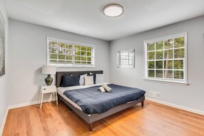 4 bedrooms, iron/ironing board, WiFi, bed sheets