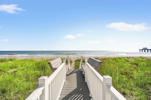 'SUNSWEPT' OCEANFRONT  PRIVATE POOL + BEACH WALK, SLEEPS 16, EXCEEDS EXPECTATION