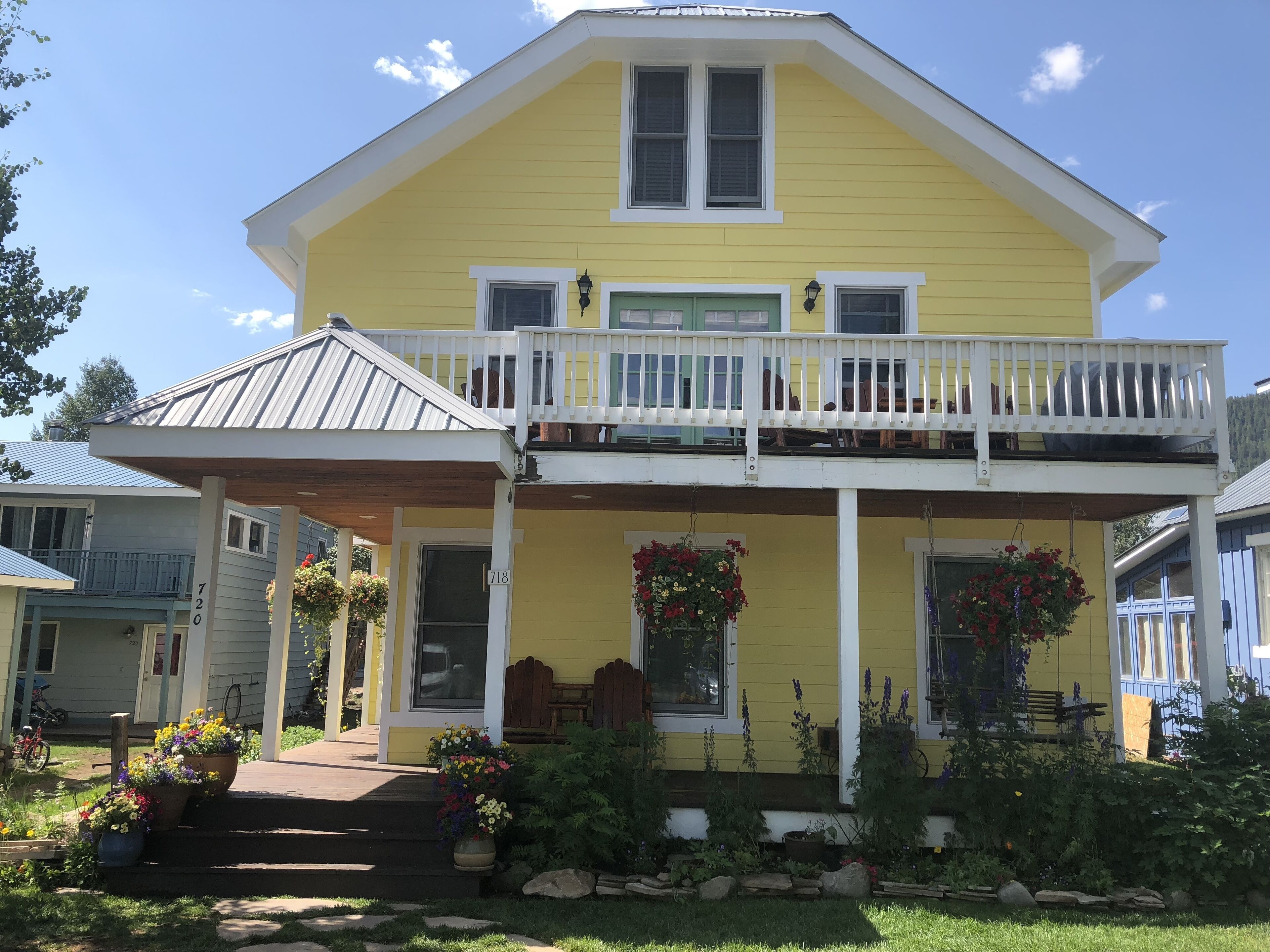   Cozy Townhome in Town sleeps 8!