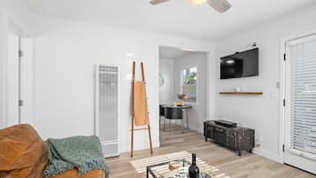 Flatskjerm-TV, DVD-spiller og bøker