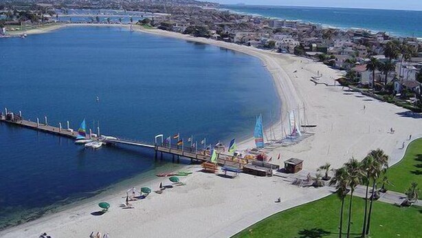 Nær stranden, solsenger og strandhåndklær