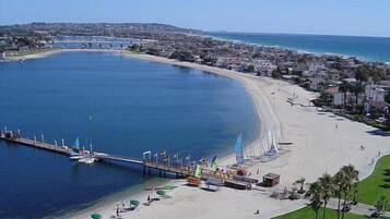 Beach nearby, sun loungers, beach towels