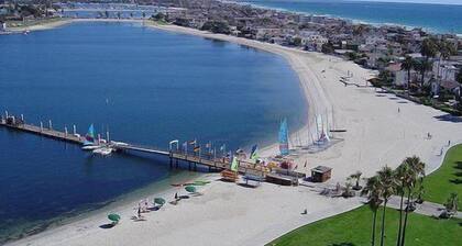 Charming Coastal Cottage with AC, Patio, Parking in Heart of Pacific Beach