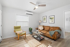 Televisión de pantalla plana, reproductor de DVD y libros 