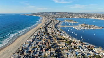 Nær stranden, solsenger og strandhåndklær