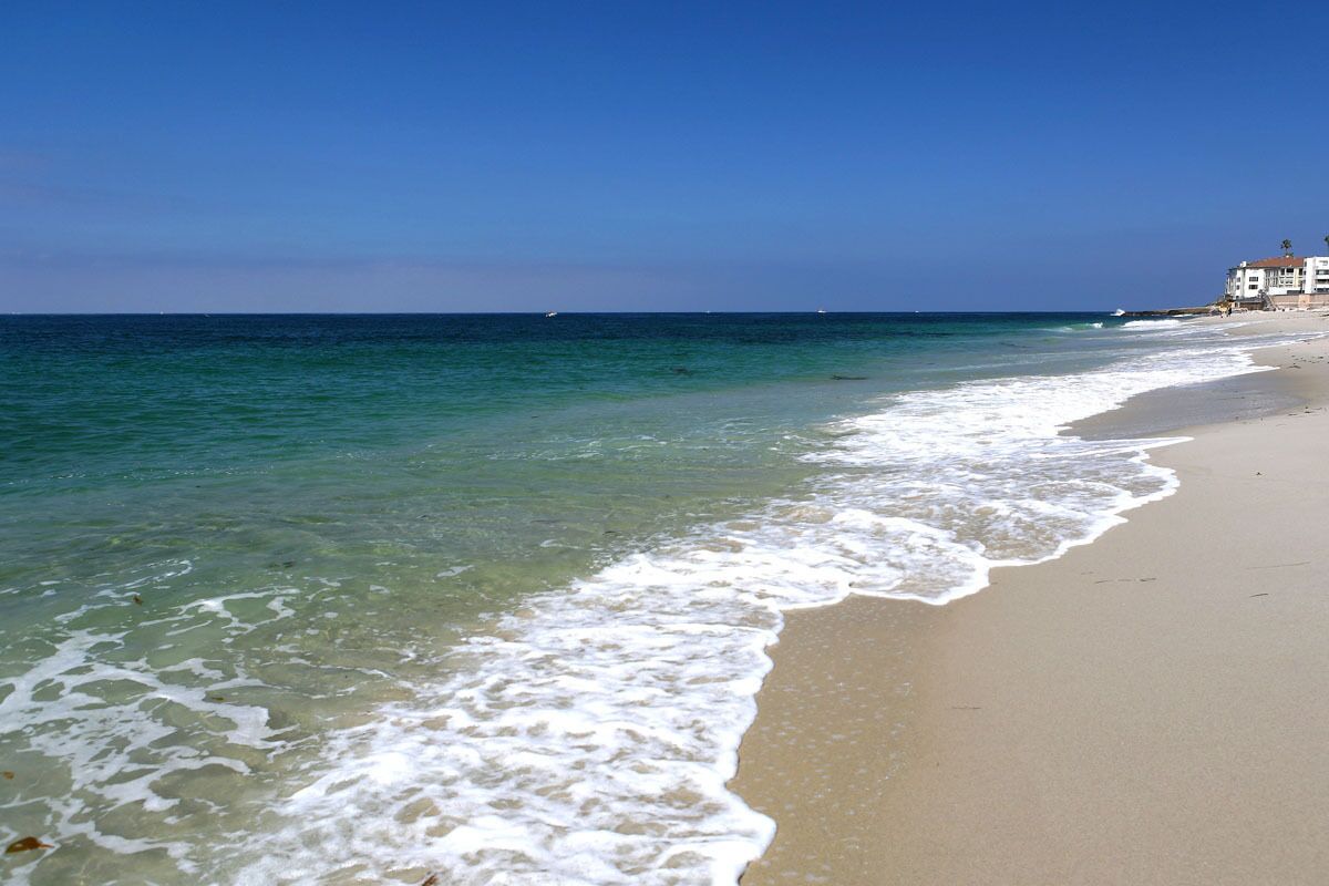 Nær stranden, solsenger og strandhåndklær