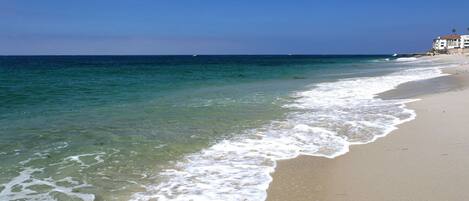 Nær stranden, solsenger og strandhåndklær
