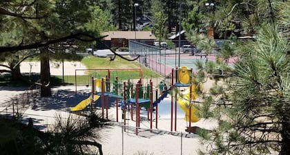 Enjoy Eagle's Haven! Lake View - Pet Friendly - Walk to Park & Lake - Hot Tub