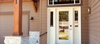 Lake Chelan resort: remodeled 4 main suites + bunk room near beach,pool