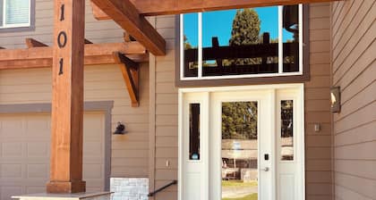 Lake Chelan resort: remodeled 4 main suites + bunk room near beach,pool