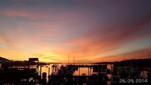 Un port de plaisance avec des bateaux amarrés au coucher du soleil.