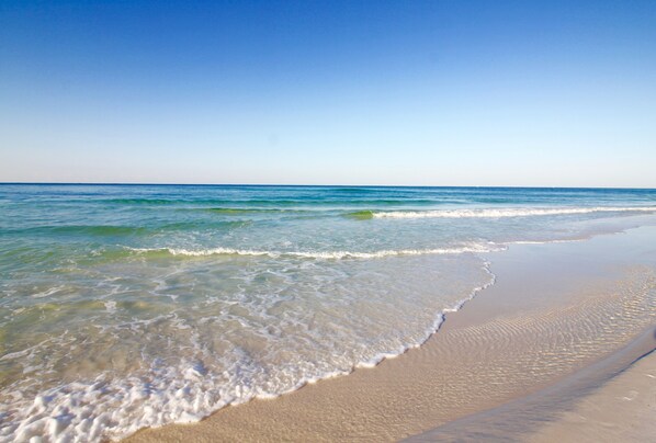 On the beach - 310 Sterling Sands Wake Up to Ocean Views in This Luxurious Beachfront Oasis! (Destin)