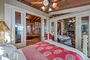 1 habitación, tabla de planchar con plancha y ropa de cama 