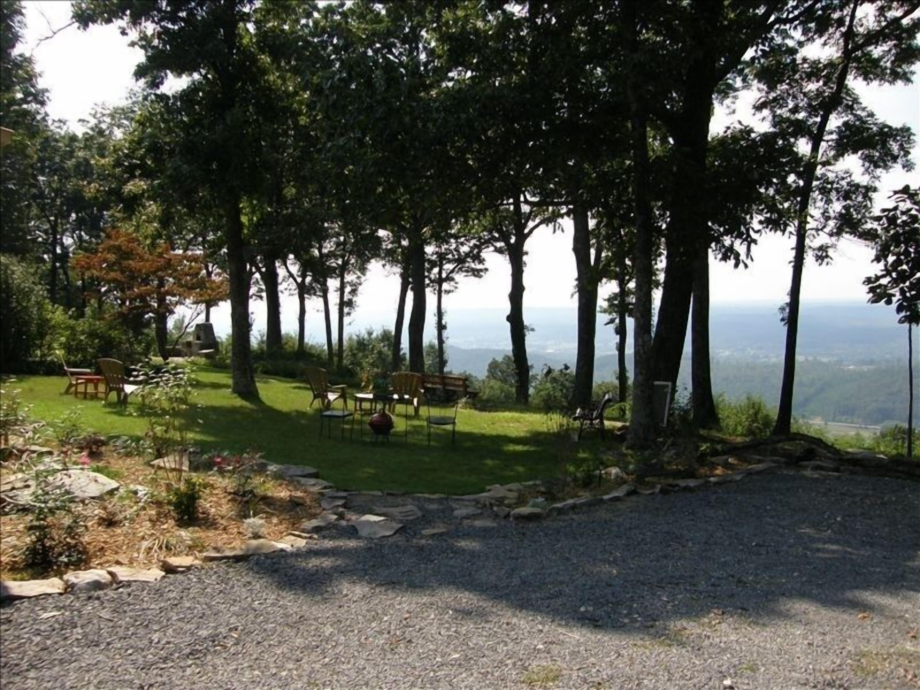Un espace extérieur paisible, aménagé avec des sièges, et offrant une vue sur un paysage lointain.