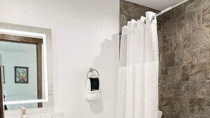 Dusche, Haartrockner, Handtücher, Seife