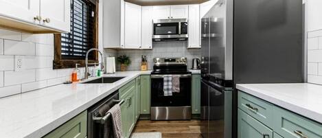 Frigorífico, microondas, horno y lavavajillas