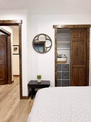 3 habitaciones, tabla de planchar con plancha, wifi y ropa de cama 