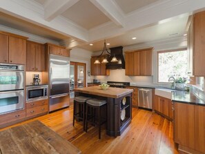 Jääkaappi, mikroaaltouuni, uuni, liesi