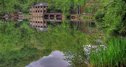 Tree Top Lodge Montreat - Architectural Retreat; Sleeps 18 with options up to 28