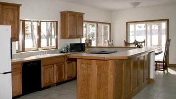 Kylskåp, mikrovågsugn, ugn och spishäll