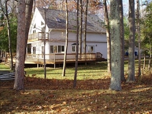 Set amidst mature trees, this house offers a balcony with a wooden deck.