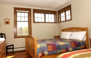 4 makuuhuonetta, silitysrauta/-lauta, ilmainen Wi-Fi, vuodevaatteet