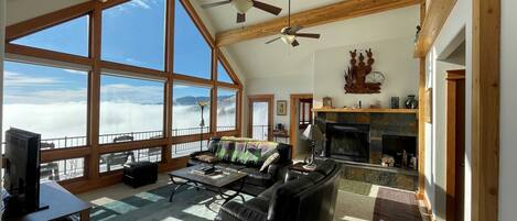 Smart-TV, peis, DVD-spiller og stereoanlegg