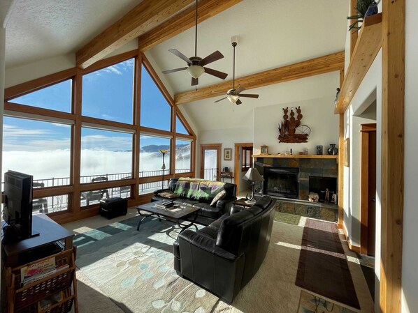 Smart TV, fireplace, DVD player, stereo